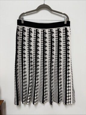 Per Se By Carlisle Black and White Houndstooth A-Line Pleated Skirt
